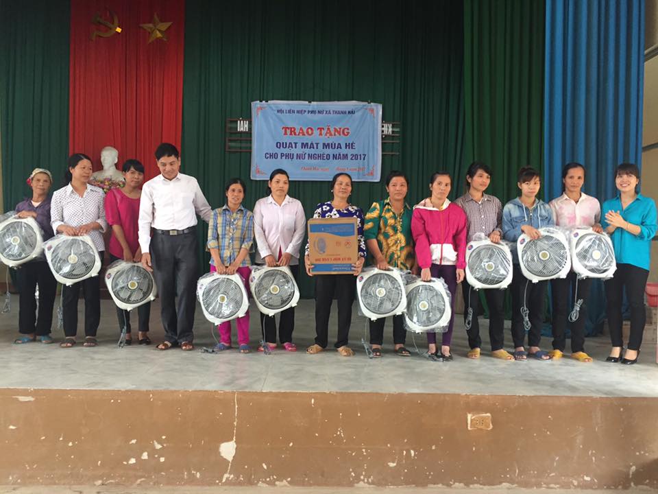 Hội Phụ nữ huyện Lục Ngạn trao tặng "Quạt mát mùa hè" cho gia đình hội viên phụ nữ nghèo và gia...