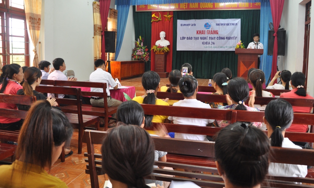 Hội LHPN huyện Tân Yên tổ chức khai giảng lớp học nghề may công nghiệp năm 2017